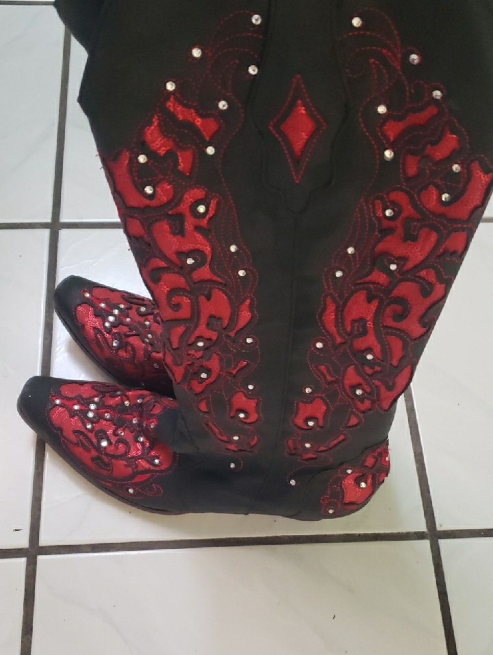 Like new leather like black and red Embroidered gemstones Western Cowgirl Boots - Picture 6 of 7